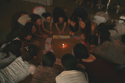 ヨガ・エド卒業式みんなでろうそくを消すところ