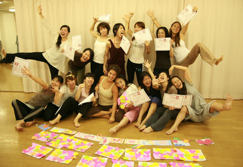 ヨガ・エド卒業式集合写真