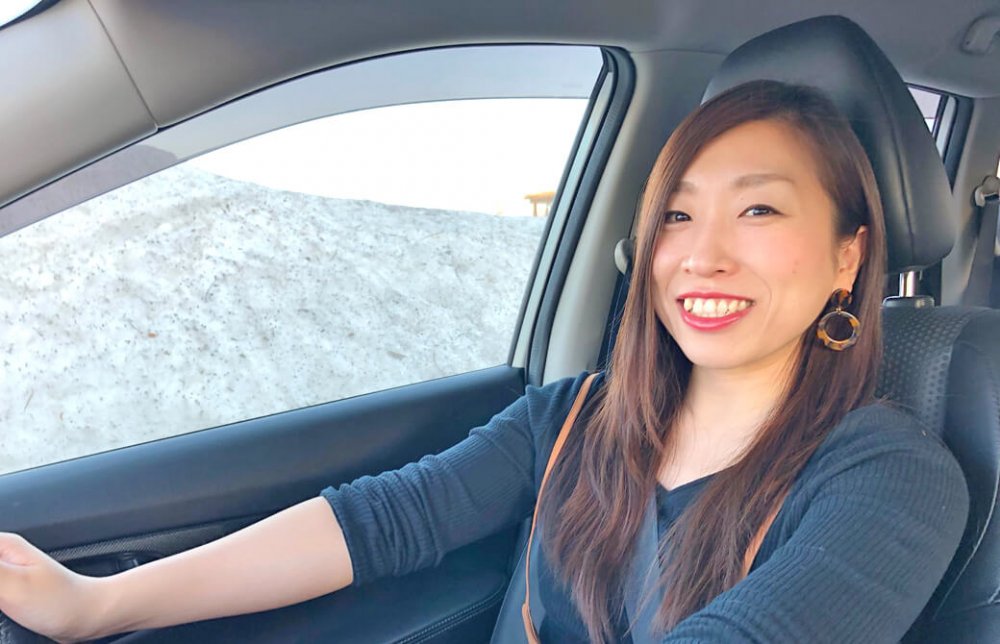 笑顔で運転中の成田奈緒美さん