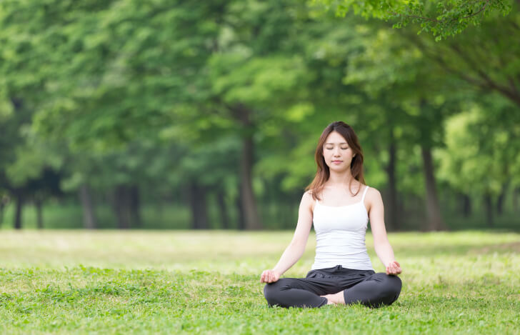 公園で安楽座で座る女性