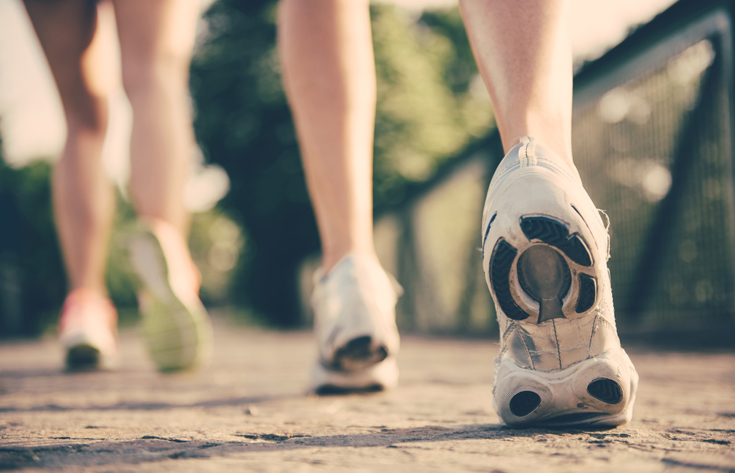 スニーカーでウォーキングをしている女性の膝下だけ