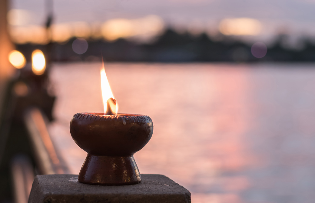 川辺で灯っているキャンドル