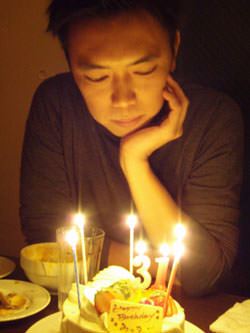 ケーキを見つめるMikizo