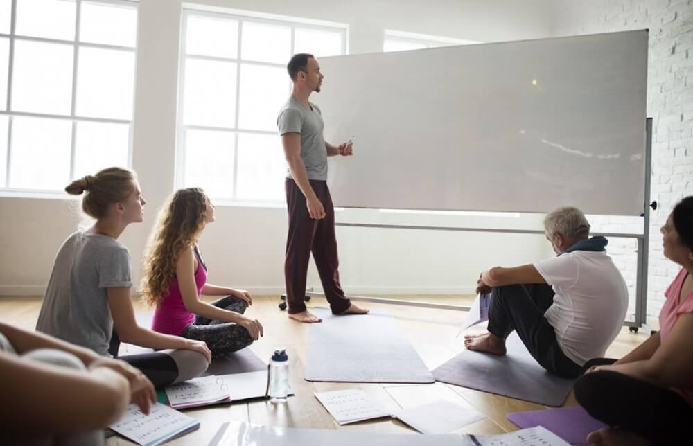 ヨガの座学をしている風景