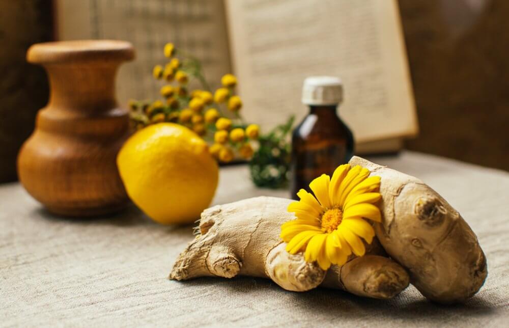 アーユルヴェーダで使われるしょうがやレモンの後ろに本