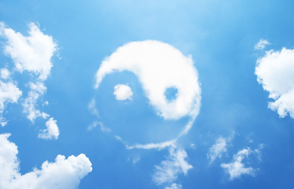 陰陽模様の雲と青空