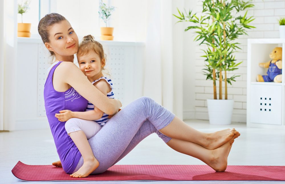 ママに抱っこされながら一緒にヨガをしている母娘