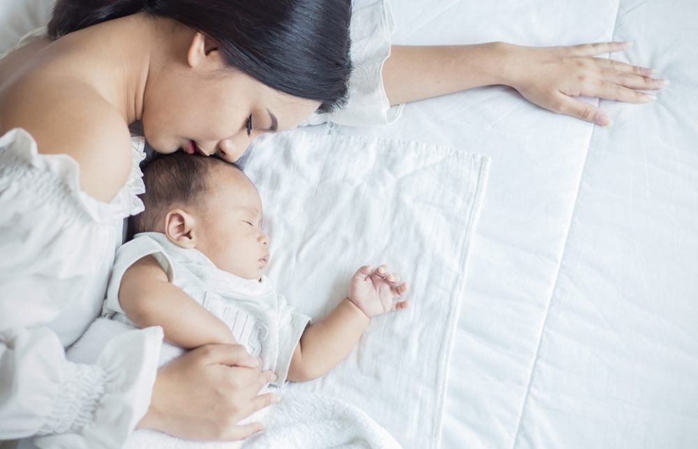ママと添い寝している赤ちゃん