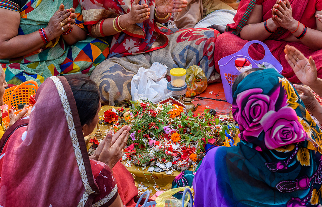 マントラを唱える人たち
