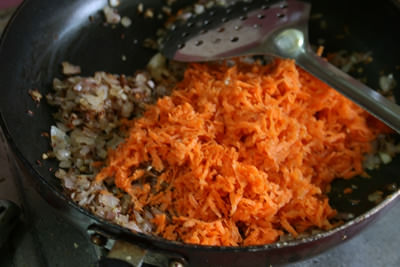 玉ねぎがしんなりし、きつね色になってきたらニンジンを加え炒め合わせます。