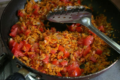 そこにトマトを加え炒め合わせます。