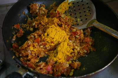 ターメリック、クミンシード、チリパウダーを入れてよく混ざるよう炒め合わせます。
