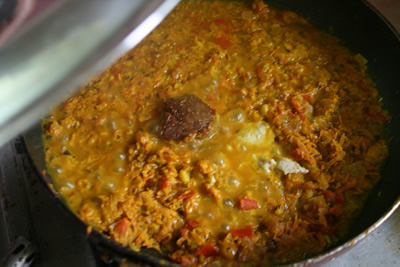 水を1カップ加え（分量外）鍋の真ん中に麦味噌を載せ蓋をし、弱火に調整し約15分間煮こみます。