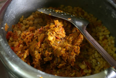 煮込んだら鍋の蓋を開け、良く混ぜ合わせ味噌を馴染ませます。