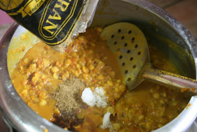 塩・胡椒、醤油、ガラムマサラで味をととのえます。