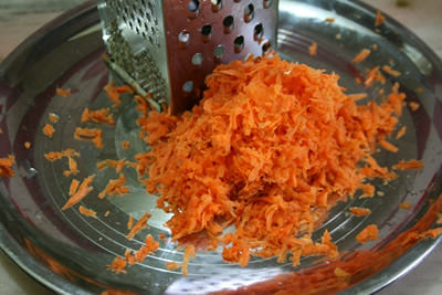 ニンジンはすり下ろします。