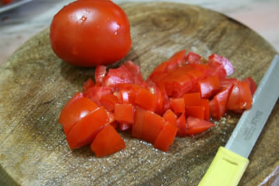 トマトはさいの目に小さくざく切りにします。