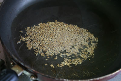 菜種油を多めに鍋にひき、クミンシードを中火にかけます。