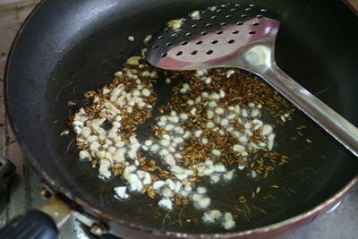 クミンがパチパチしてきて香りが出てきたらにんにく、生姜を入れて、弱火で香りを出します。
