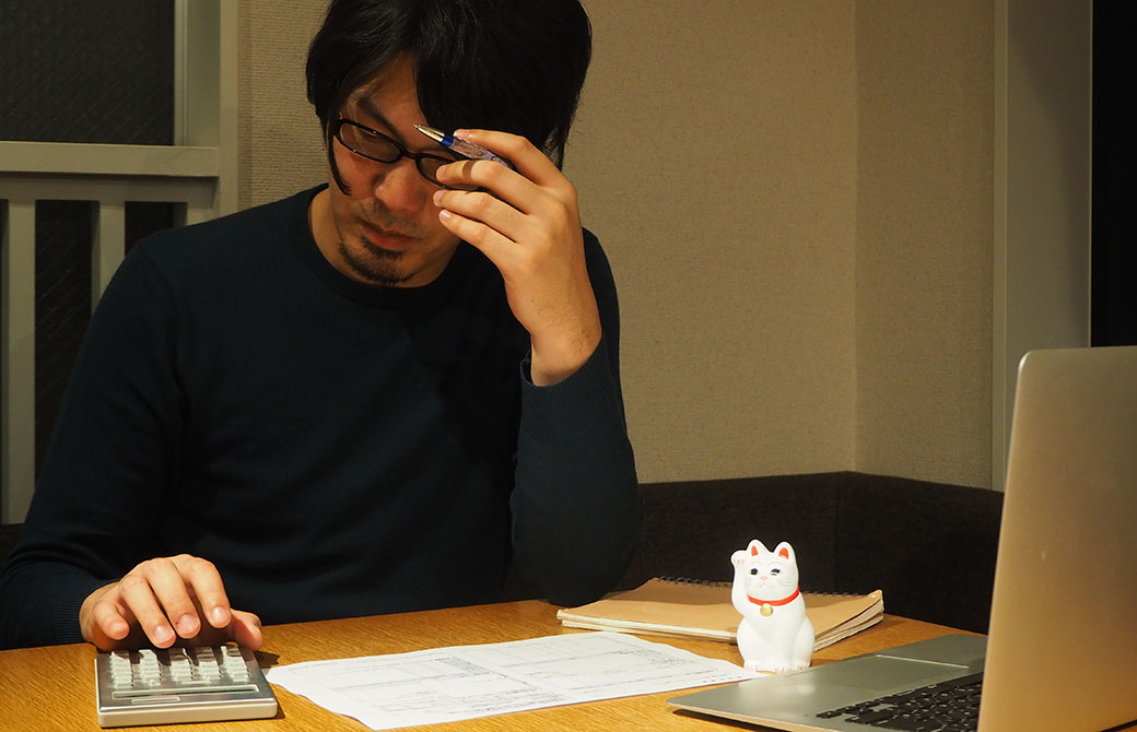夢の300万円を実現するために事業計画書を作成しているヨガジェネレーション・エンジニア吉川祐生