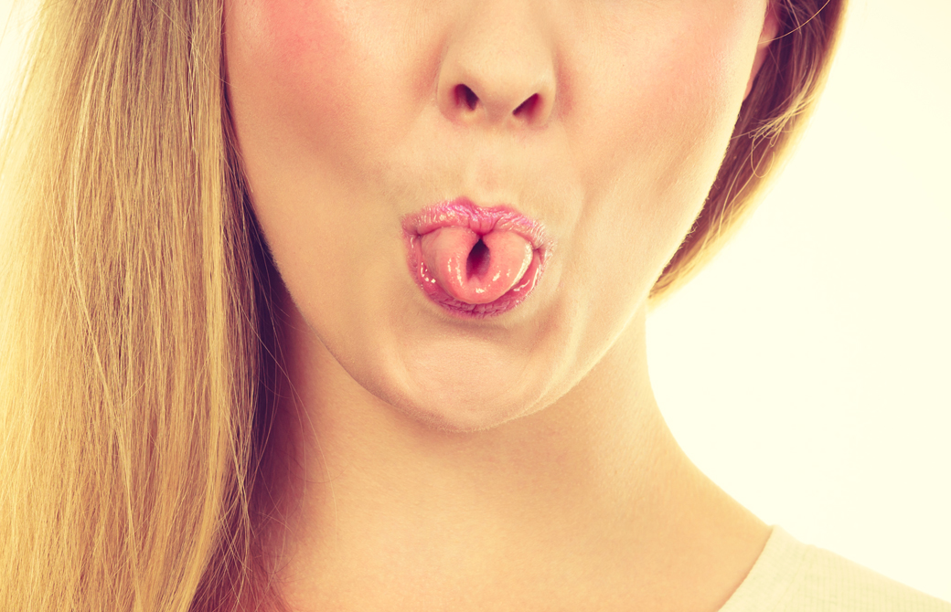 女性がシータリー呼吸法の口元をしている