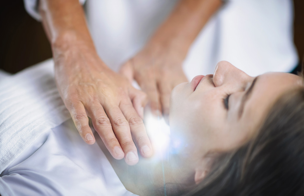 のどのビシュダチャクラに手を当てられている女性