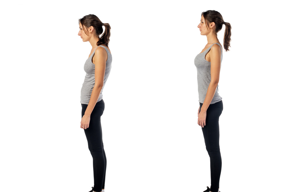 背中をまるめている女性とタダアサナをしている女性の比較