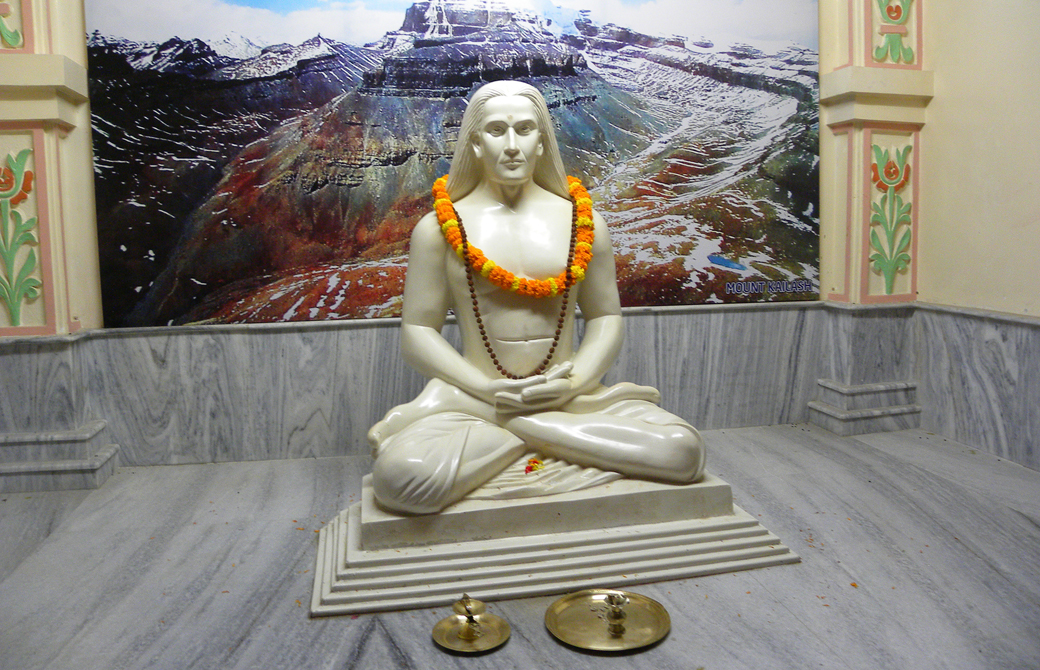 バラナシにあるババジ氏の像