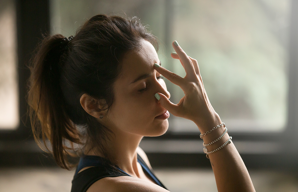 片鼻呼吸法をしている女性