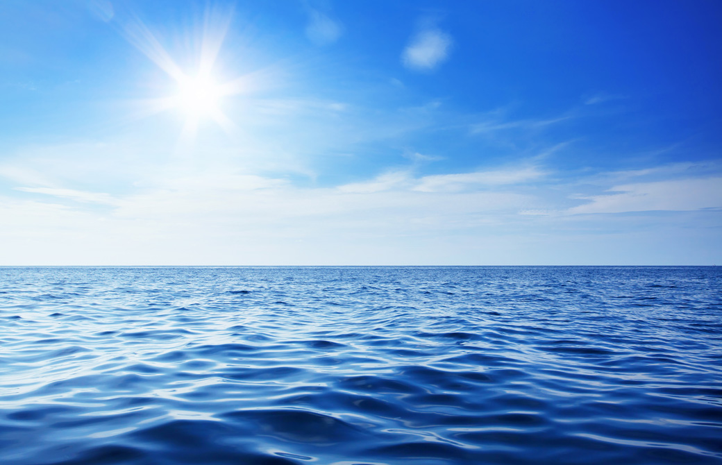 青い空と海と白く輝く太陽