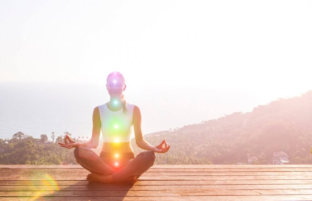 7つのチャクラが表現された女性の背中