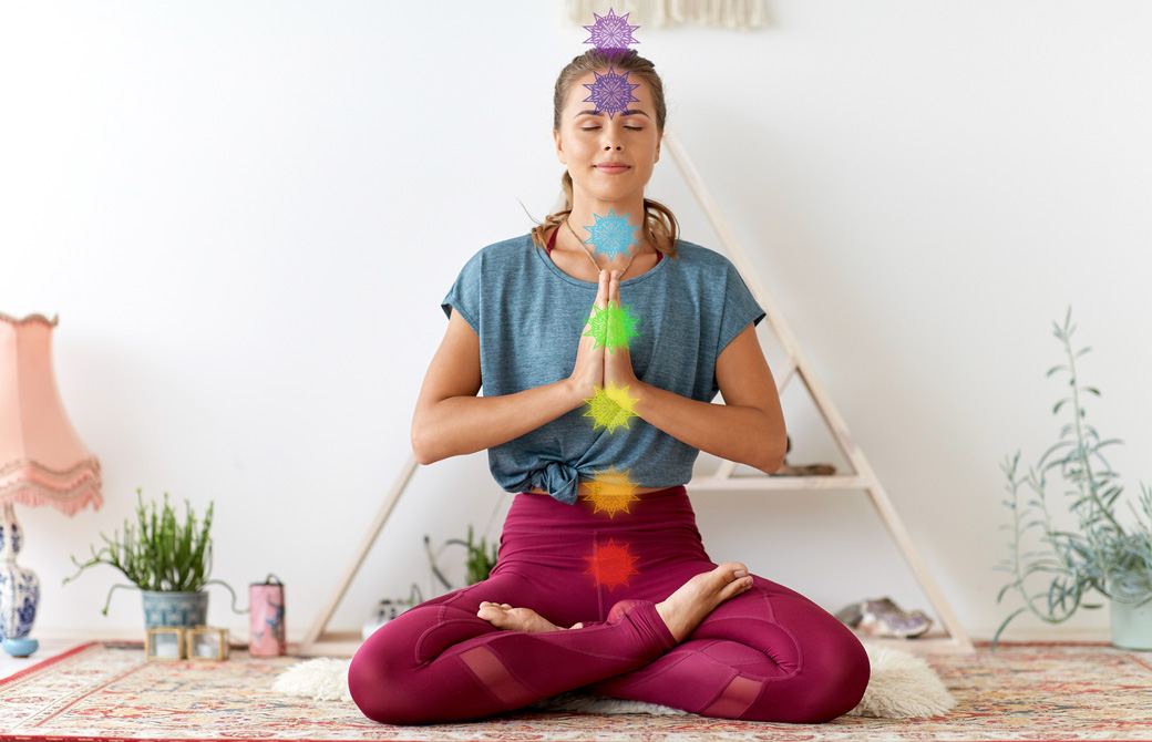 7つのチャクラが表現された女性が瞑想している