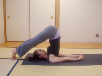 つま先を床につける