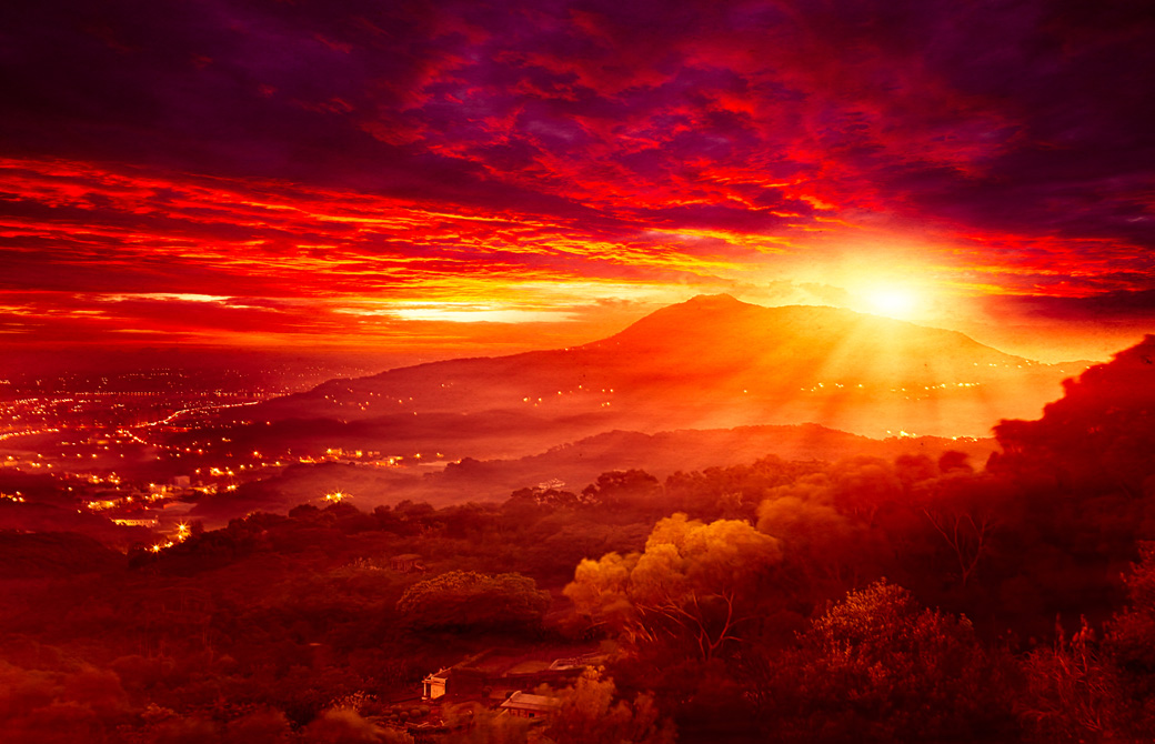 赤いサンセットに照らされた山からの景色