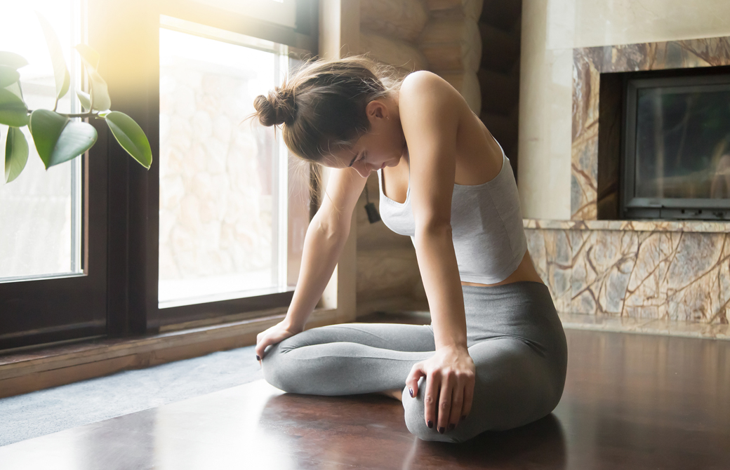 女性が部屋で腹式呼吸の練習をしているところ