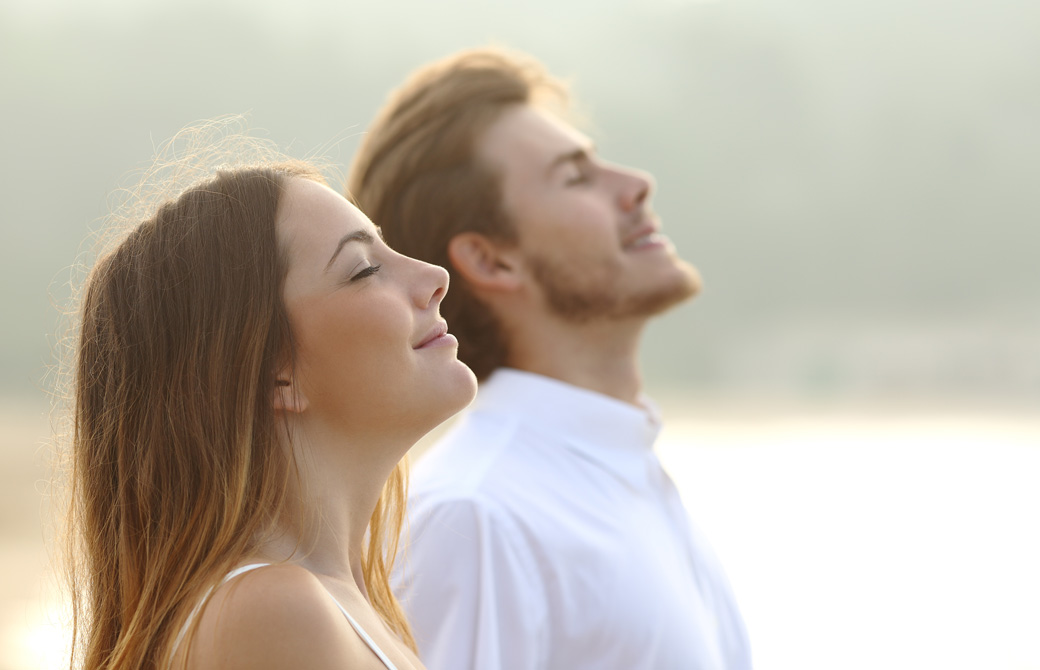 鼻呼吸している男女の横顔