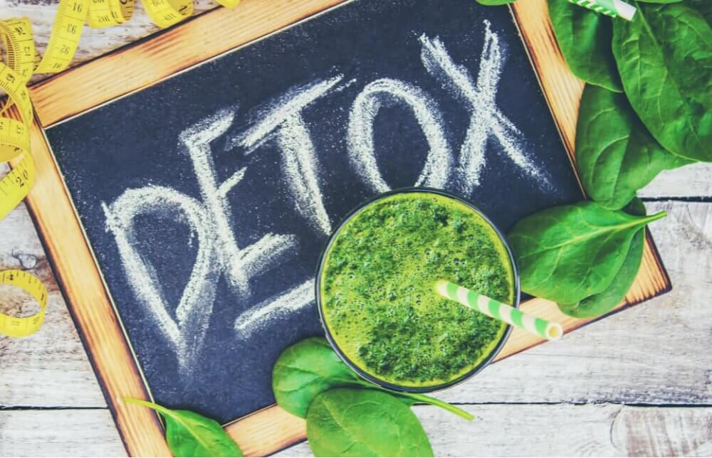 デットックスと書かれた黒板とグリーンスムージー