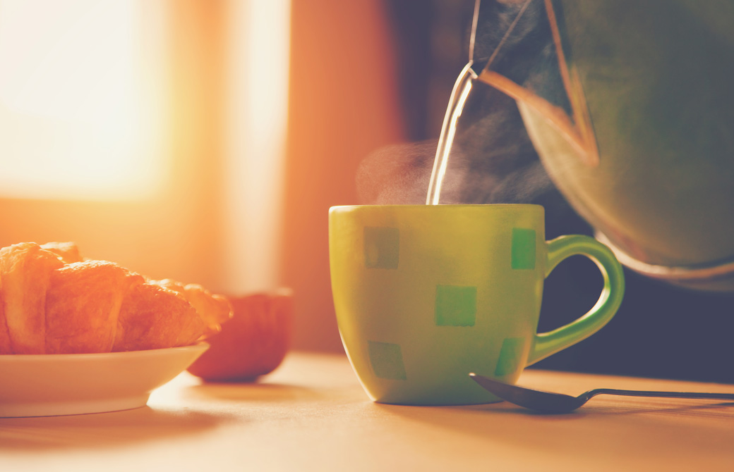 やかんから温かい飲み物を注いでいる