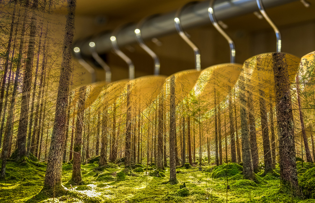 森林と洋服ハンガーが組合わさったデザイン