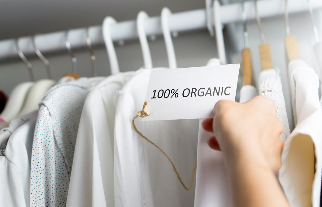 オーガニック素材の洋服がかけられているハンガー