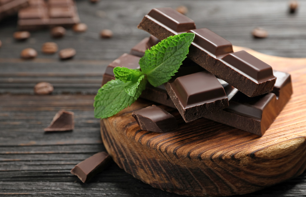 台に乗ったチョコレートとミント
