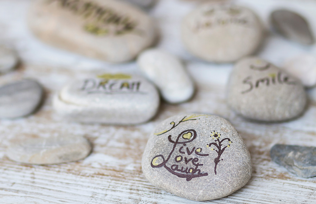 並べられた英語のメッセージが書かれた石