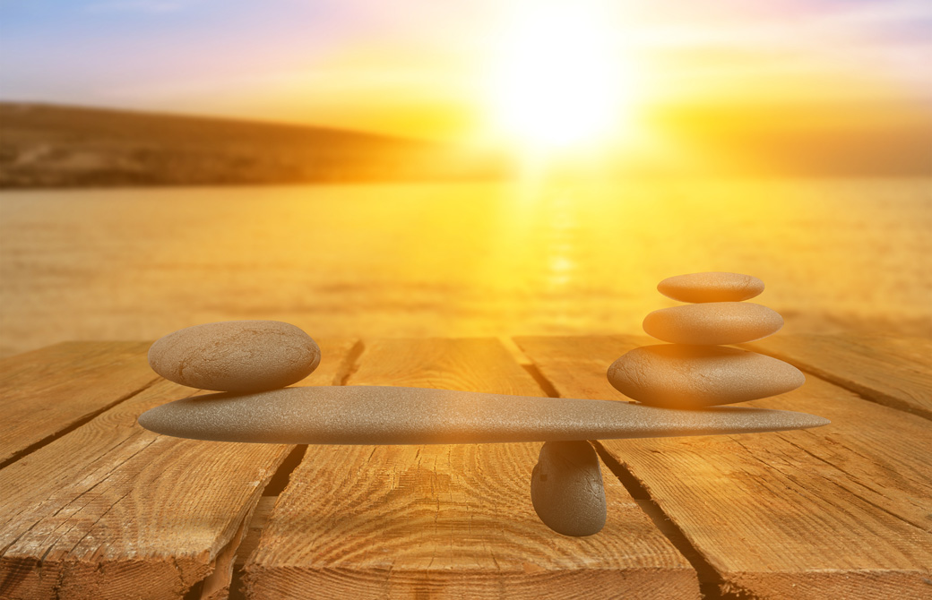 朝日を浴びているバランスよく積まれた石