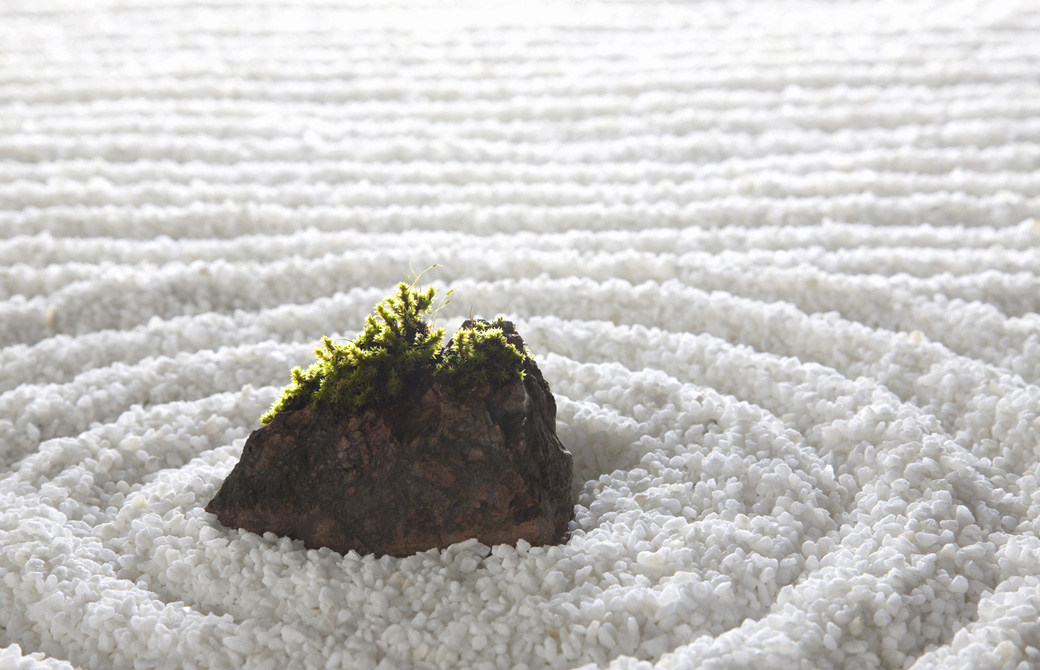 綺麗に描かれた砂模様の石庭