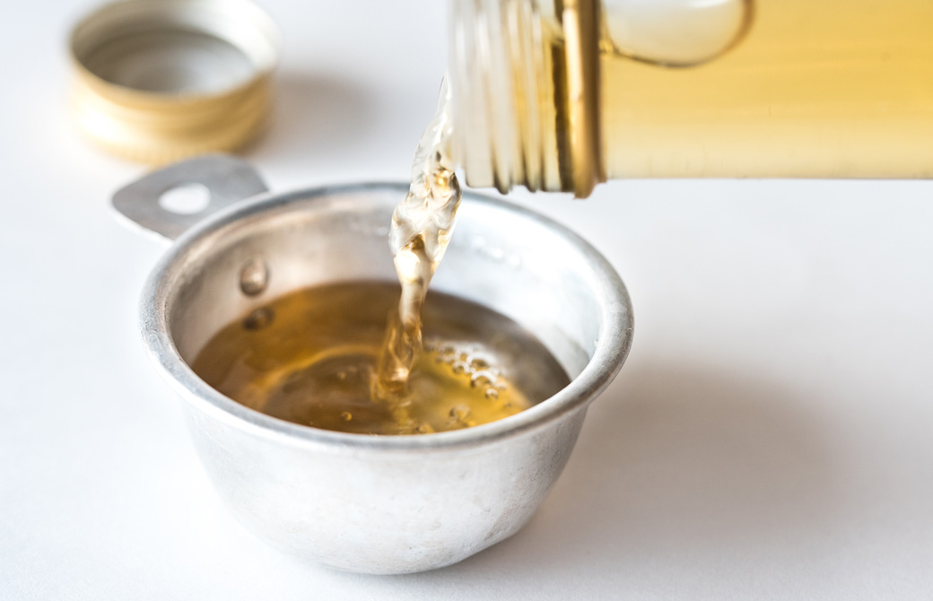 小皿に酢を注いでいる