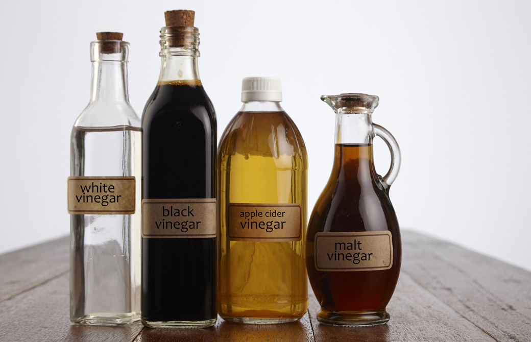 様々な種類の酢の入った瓶