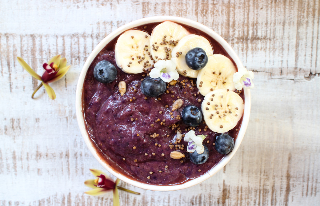 バナナとブルーベリーの乗ったアサイーボウル