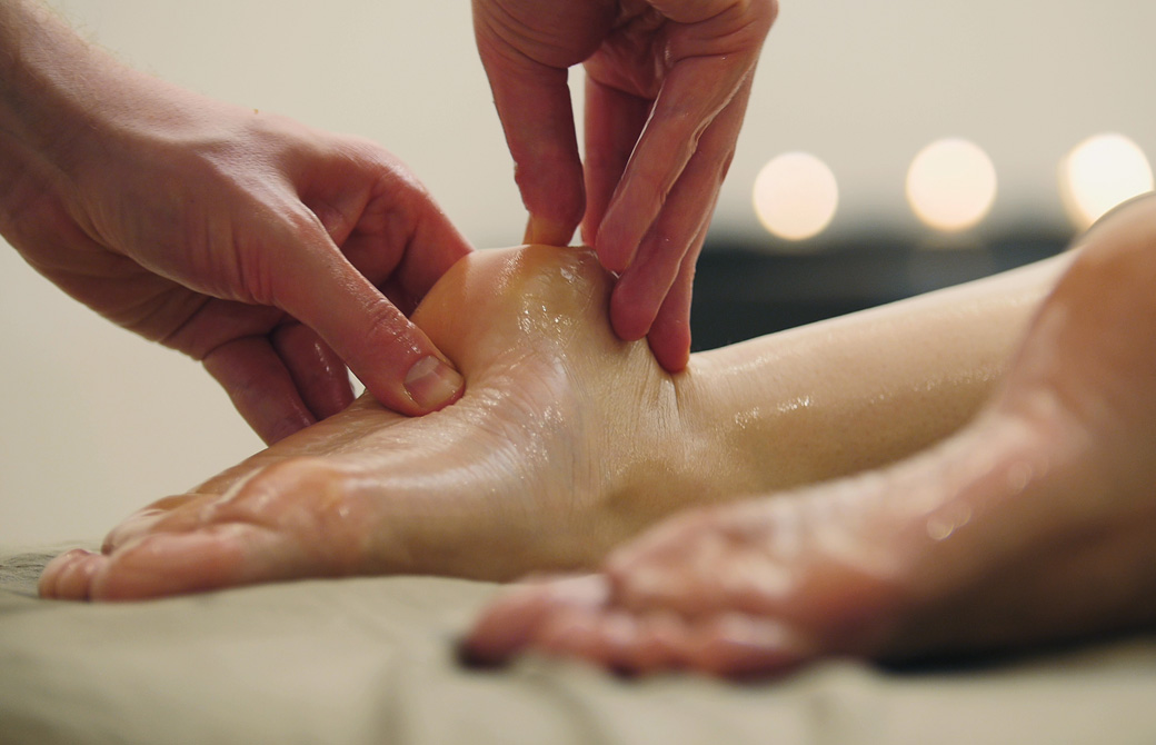 足裏にオイルを浸透させていてる