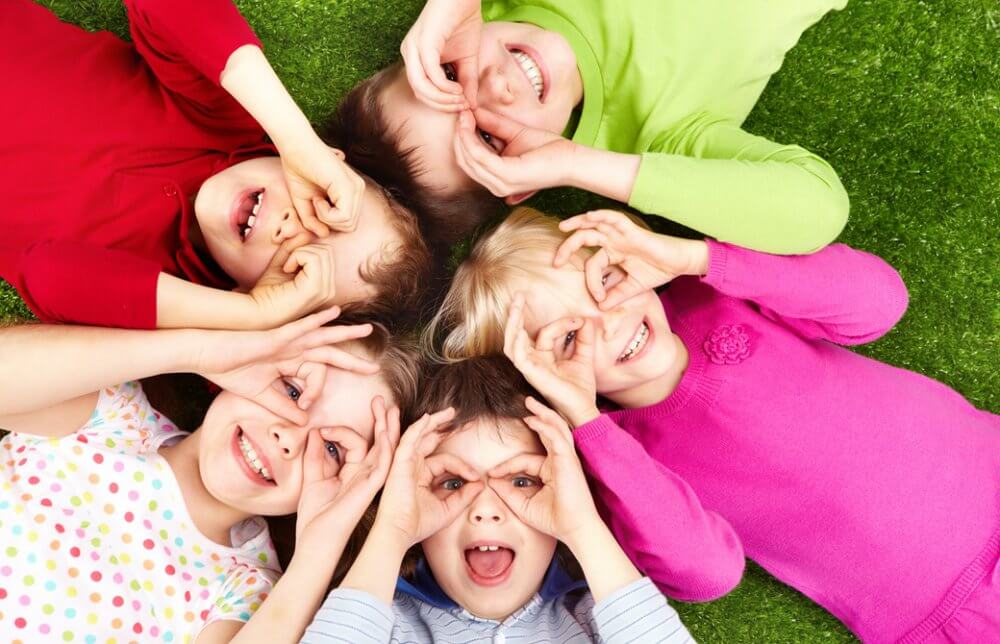 楽しそうに遊ぶ子どもたち