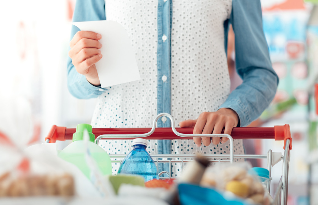 メモを片手に食材の買い物をしている女性の手元